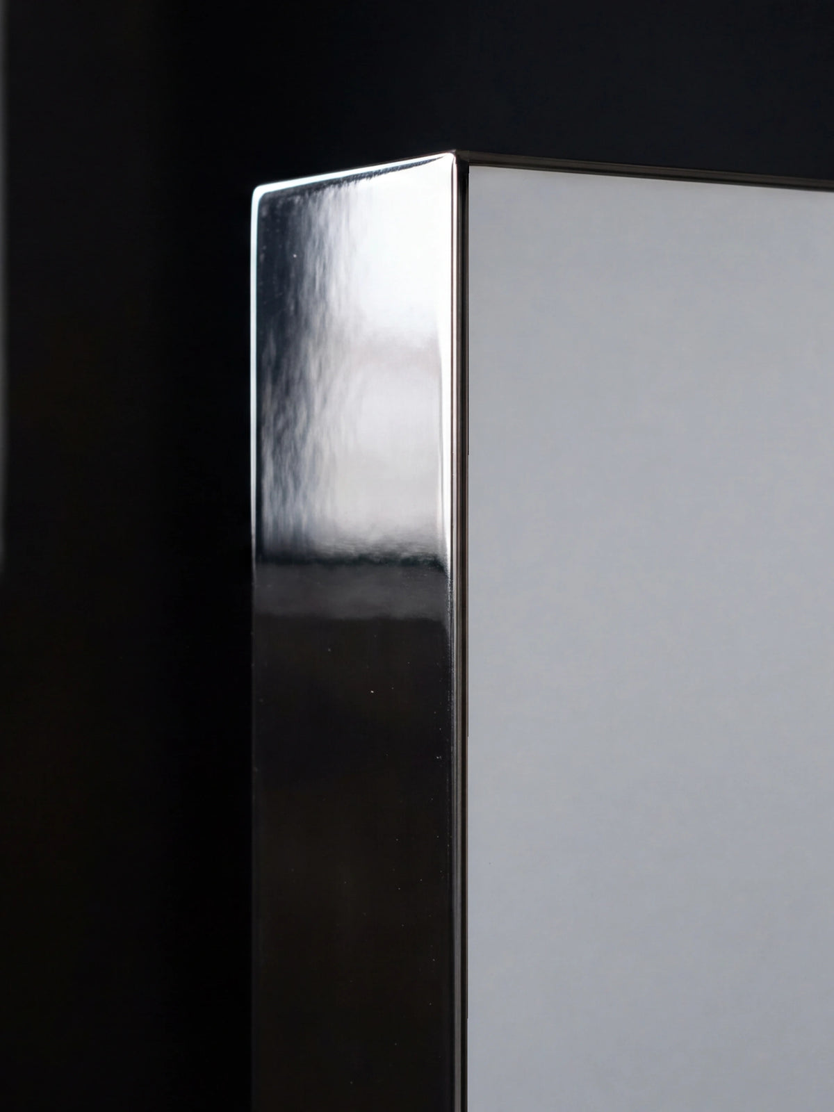 Close-up of the edge of an elamirror mirrored wall