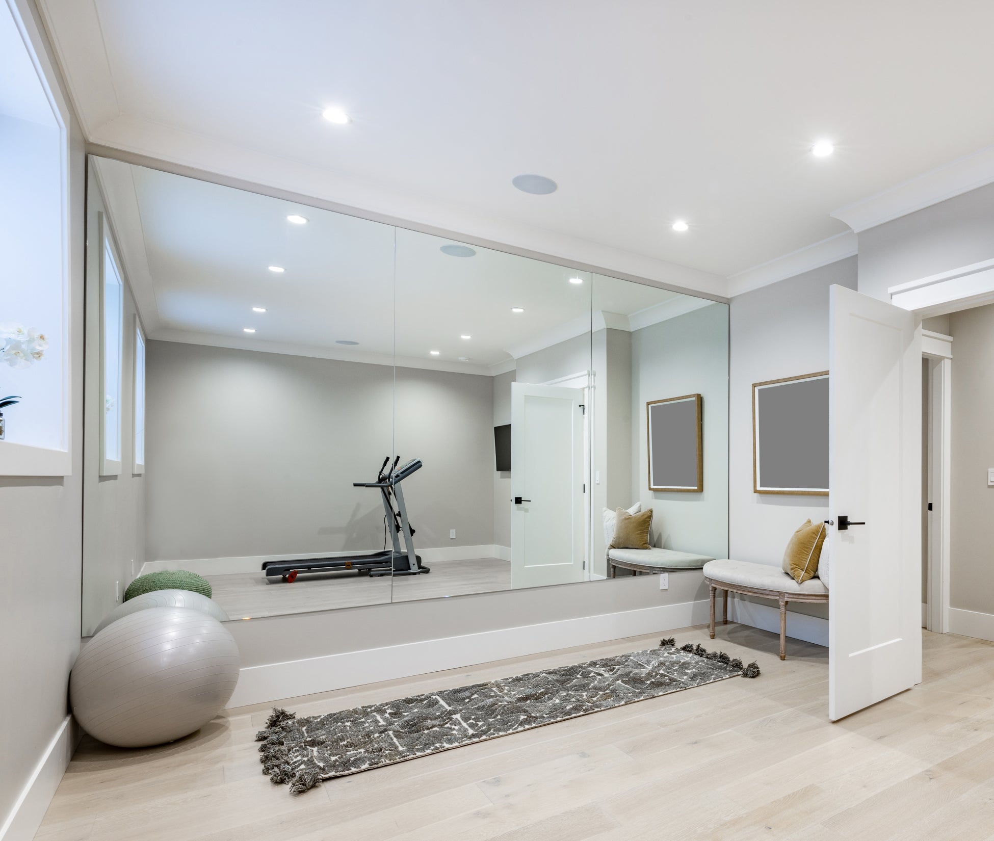 Shatterproof & ultra-lightweight mirrored wall - frameless