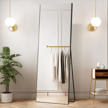 Bruchsicherer Ganzkörperspiegel in der Frontansicht mit elegantem Design und klarer Reflexion.